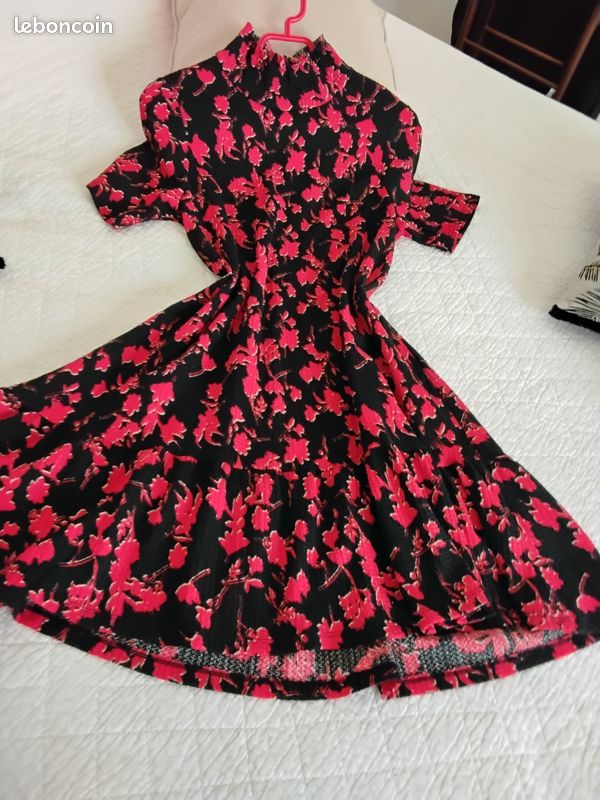 Robe Zara rouge et noir Vêtements