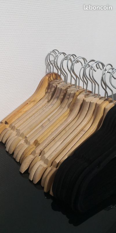 Cintres en bois beige, marron clair x 20. Cintres en velours noir x 10 (image 2)