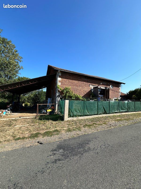 Maison 2 pièces 170 m² · à Terres-de-Haute-Charente · 170 m² · 45 000 €