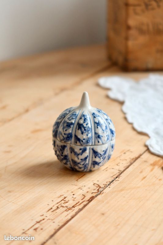 Mini boîte vintage en porcelaine bleu et blanc (image 1)