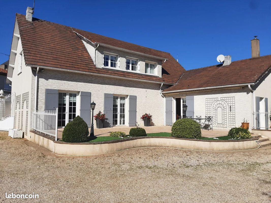 Maison 10 pièces 190 m² · à Nueil-les-Aubiers · 190 m² · 273 000 €