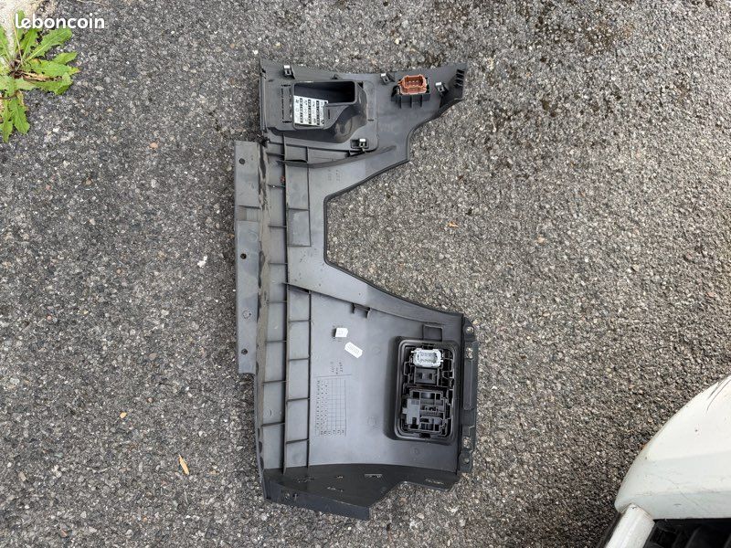Cache plastique sous volant Clio 3 (image 2)