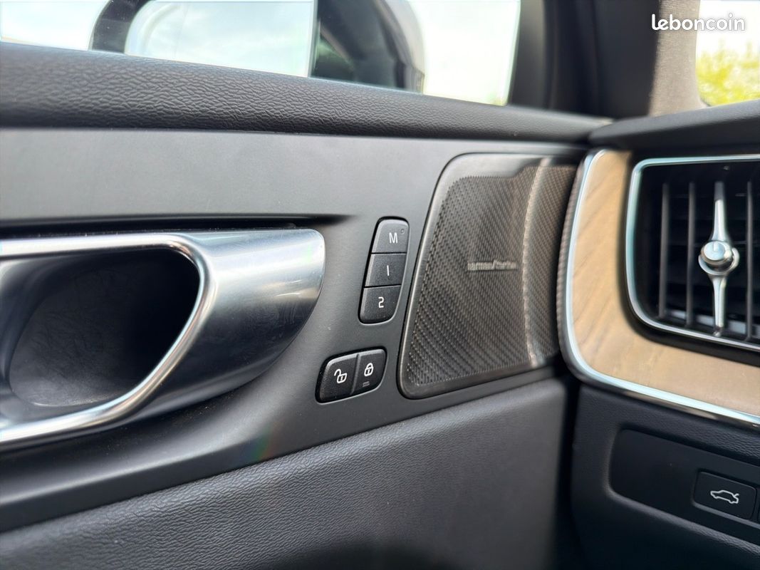 VOLVO XC60 T6 AWD Hybride rechargeable 253 ch+145 ch Geartronic 8 Plus Style Dark (image 20)