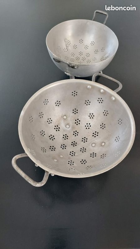Passoire Ancienne En Aluminium TOURNUS UNIS - Diamètre 22 Cm - Tripode - Occasion En Bon état