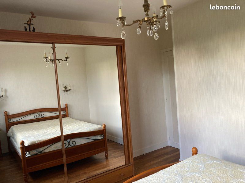 Lit double et 1 table de chevet (image 5)