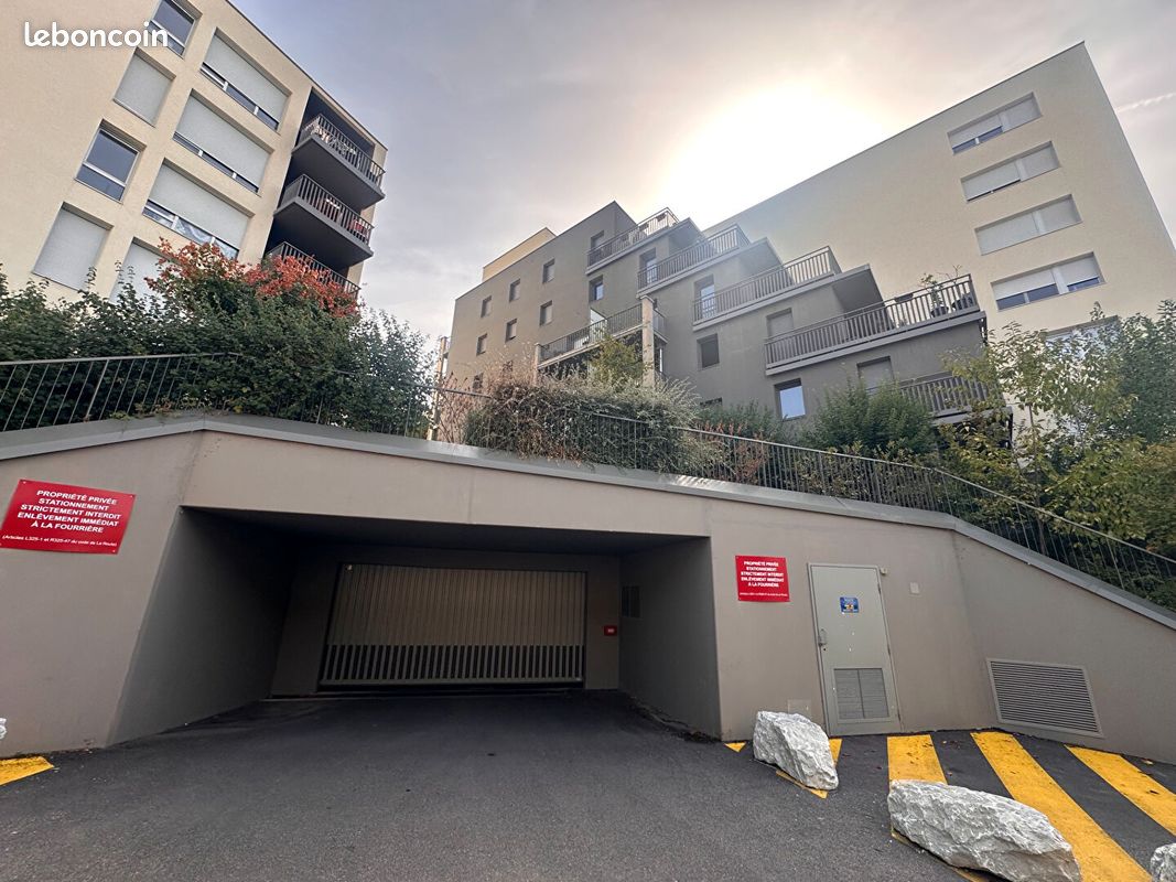 Parking 13 m² · à Chambéry · 13 m² · 92 €/mois