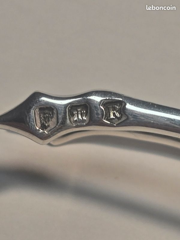 Pince à sucre en argent massif 925.
Fabrication britannique (Angleterre).
Nombreux monogrammes et gravures, voir les photos.
En bon état (image 4)