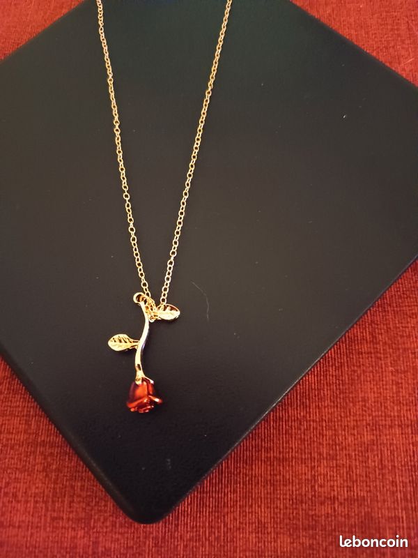 Chaine avec rose rouge (image 1)