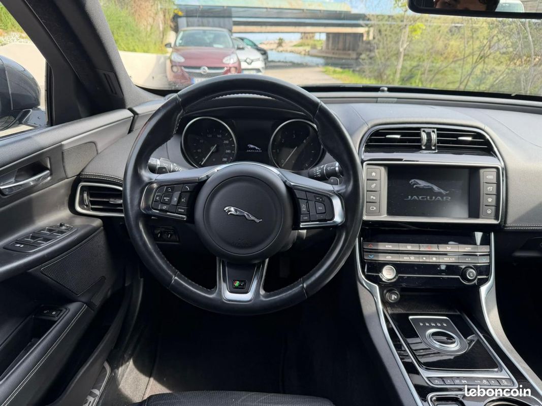 JAGUAR XE 2.0 D - 180 - BVA - AWD BERLINE R-Sport PHASE 1 (image 11)