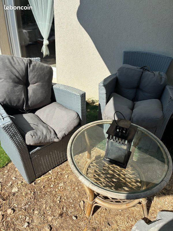 Vend salon de jardin et 2 chaise longue dont une où le repose tête ne ce soulève plus (image 1)