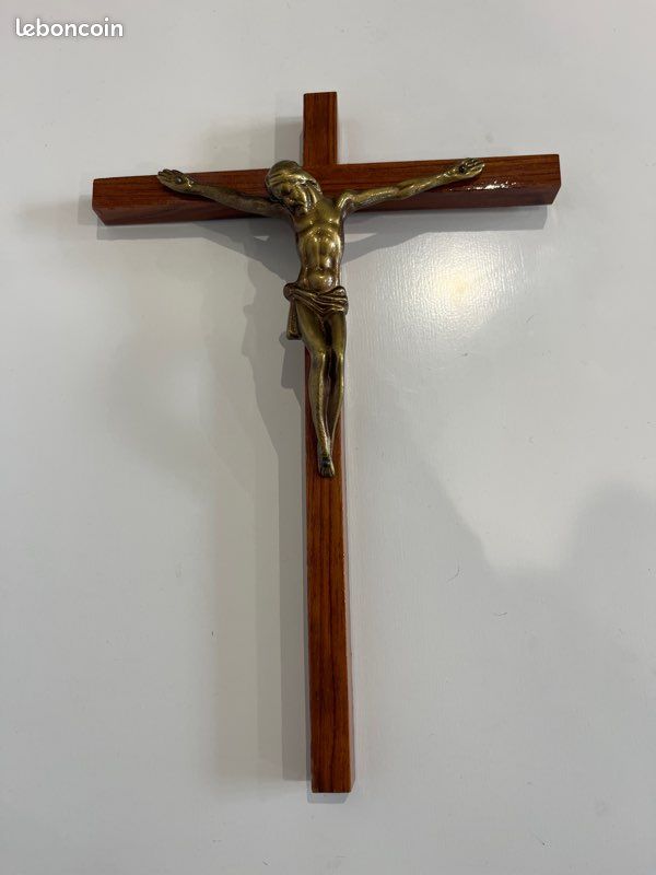 Crucifix mural bois et métal doré (image 1)