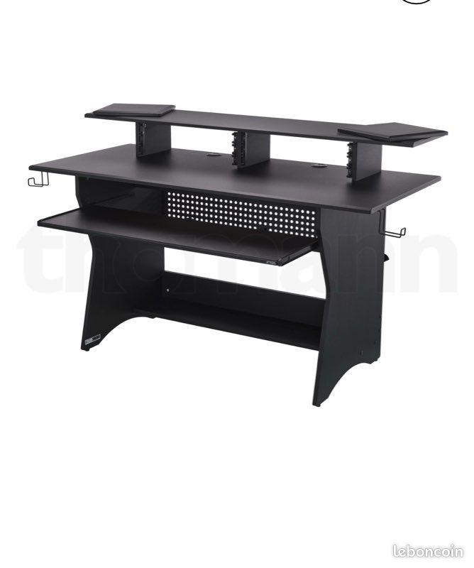 Bureau de gamer ou enregistrement noir (image 1)