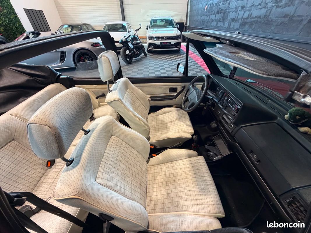 VOLKSWAGEN GOLF CABRIOLET 1.8 90ch - MOTEUR REFAIT 5000KMS - CAPOTE NEUVE - PEINTURE NEUVE - DOSSIER PHOTO RESTAURATION... (image 19)