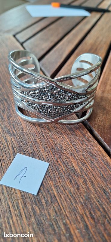 Bracelets (image 1)
