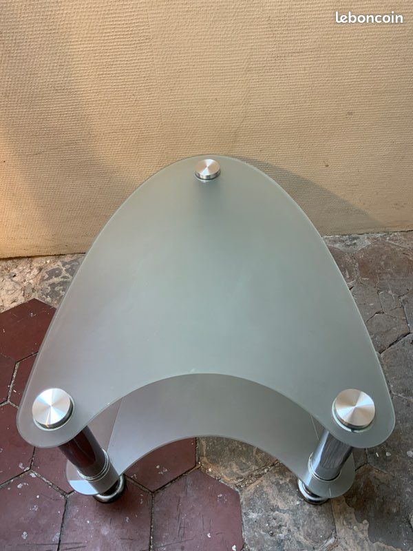 Petite/mini, table basse/de salon, originale, design, verre trempé, transparent, Opaque . Et pieds en alu. H : 36 X 61 X 43 cm. Modèle Unique. Très bon état. 30 euros (image 2)