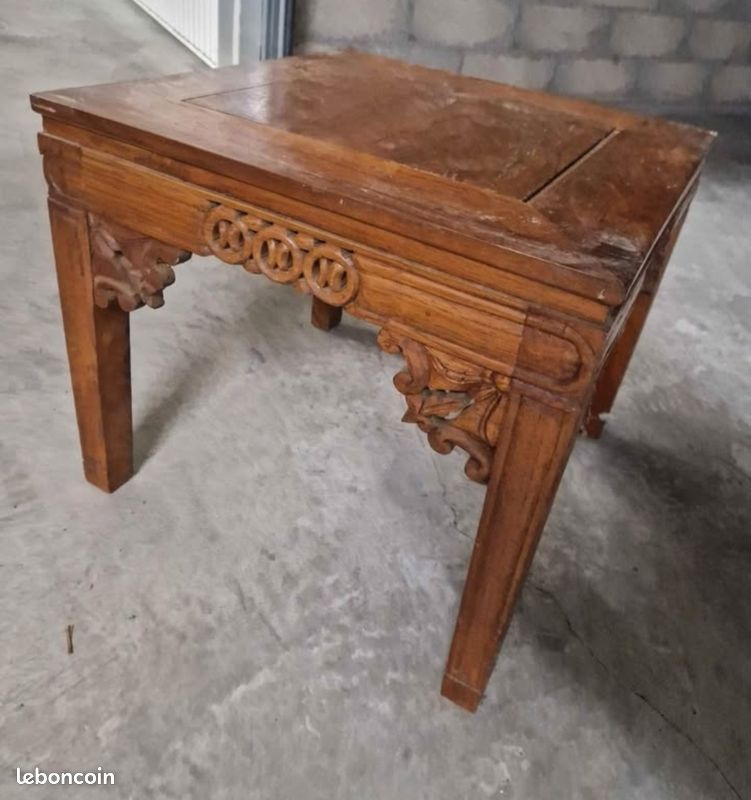 Table d'appoint sculptée (image 1)