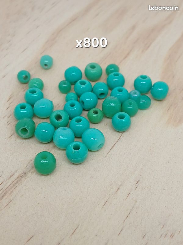 Lot de 800 perles rondes anciennes vertes (image 1)