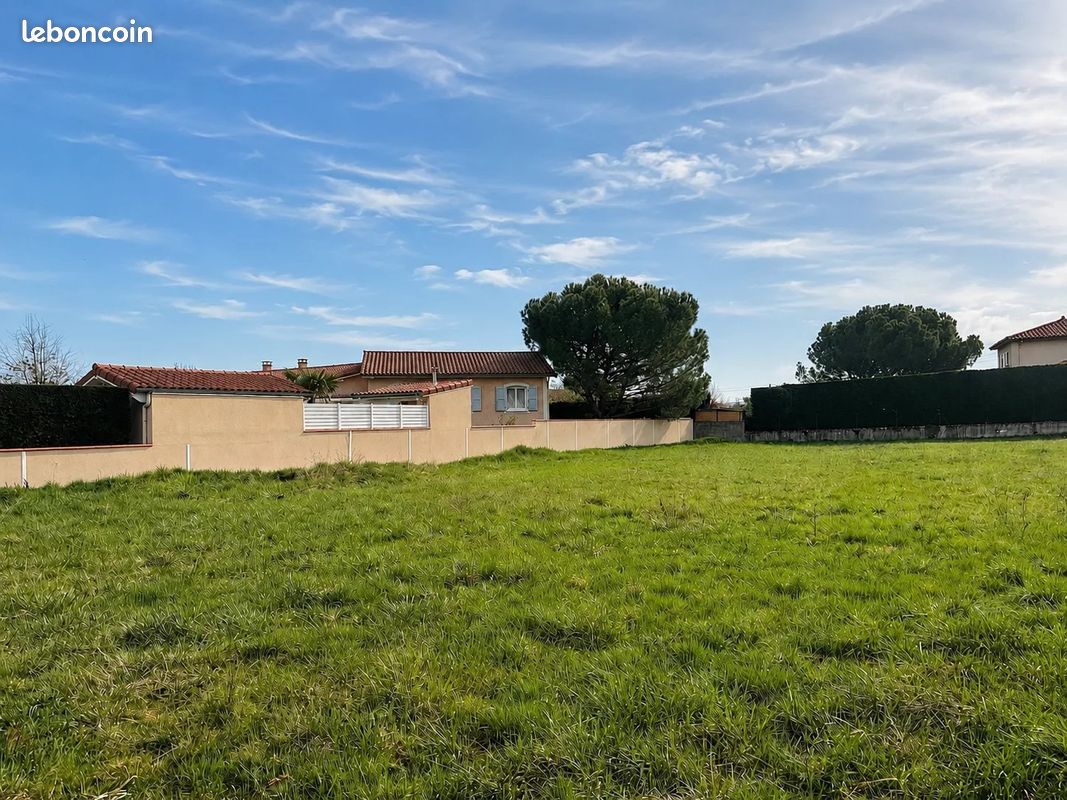 Terrain 601 m² · à Saint-Romain-le-Puy · 601 m² · 69 900 €