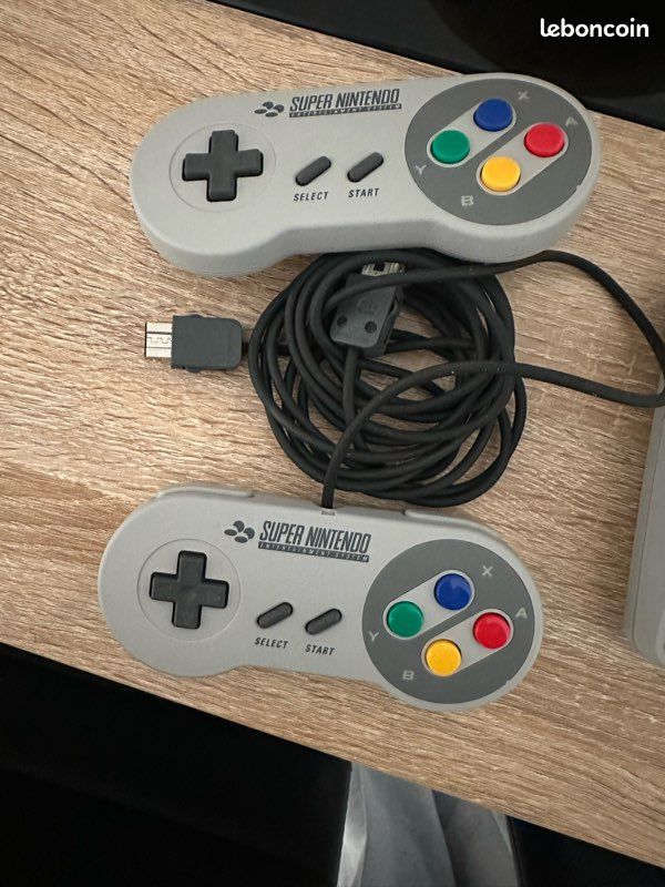 Super Nintendo Classic Mini – État neuf – 2 manettes d’origine (image 3)