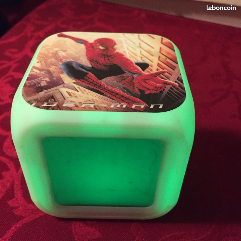 Réveil Cube Lumineux Spiderman Digital Température (image 1)