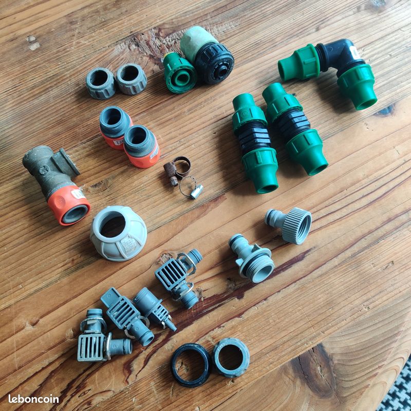 Lot très complet pour jardin : asperseurs, raccords récupérateurs, embouts, tuyaux arrosage, filets oiseaux, ... (image 3)