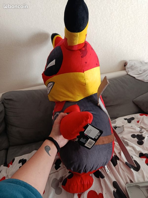 Peluche Pikachu Deadpool (image 2)