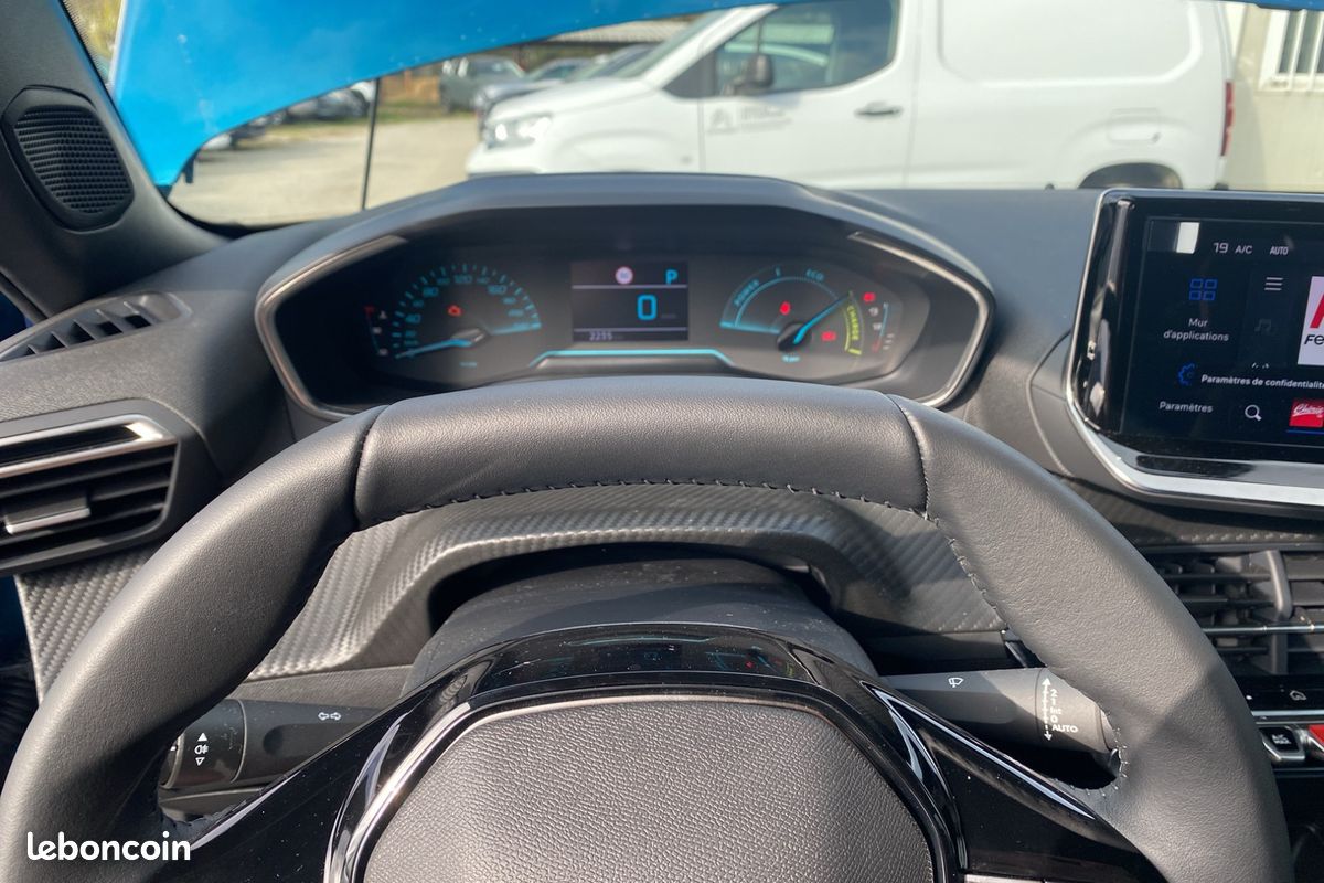 PEUGEOT 2008 Hybrid 145 e-DCS6 Business (image 18)