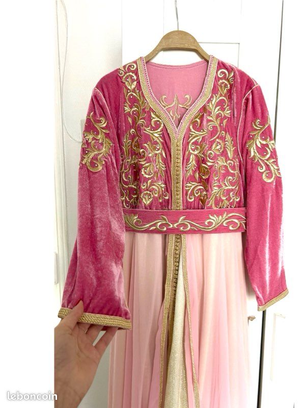 Robe longue en velours rose et dorée avec broderie et brillant