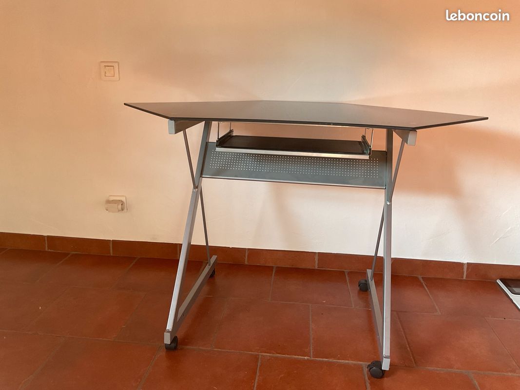 Bureau (image 1)