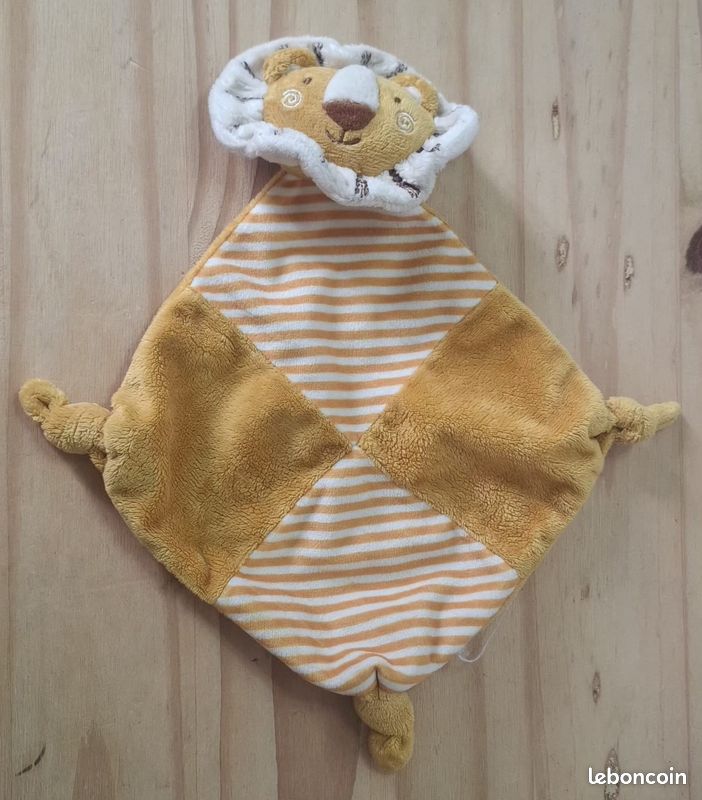 Doudou plat lion grelot orange blanc rayé Tom & Kiddy (image 2)