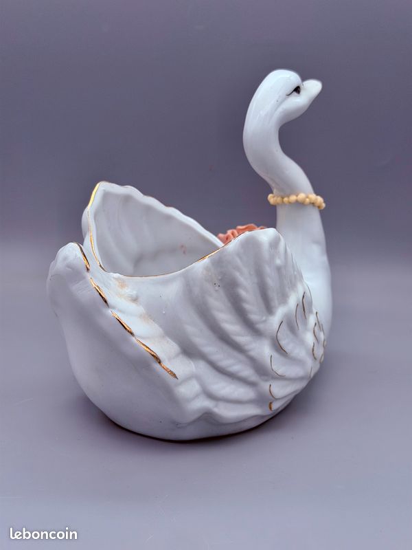 Jardinière en porcelaine représentant un cygne, décor floral en reliefs, fleurs peintes et rehauts dorés. Très bon état général. 16x11x17 cm (image 4)