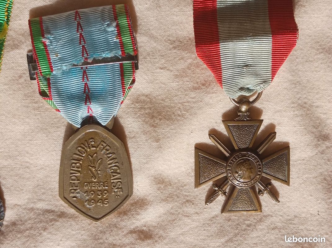 Lot De 5 Ramequins Avec Médailles Militaires Françaises - Orfèvrerie Vintage Argentée