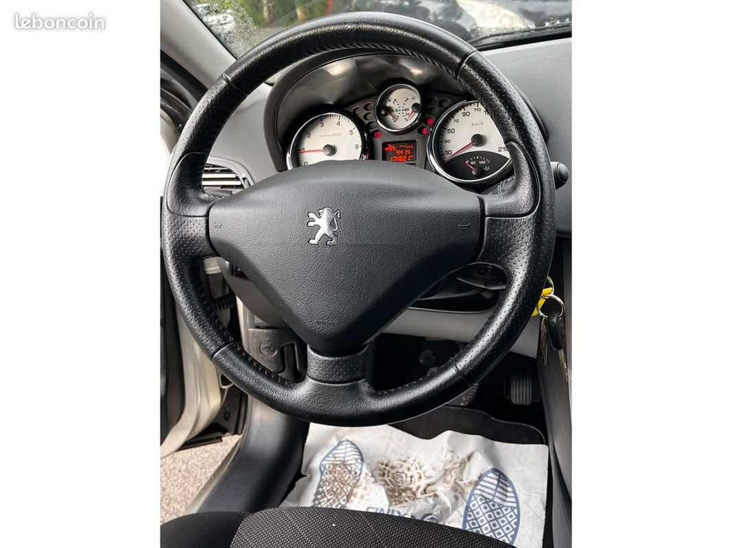 PEUGEOT 207 1.6i 16V - 120 - BVA Sport Pack (image 10)