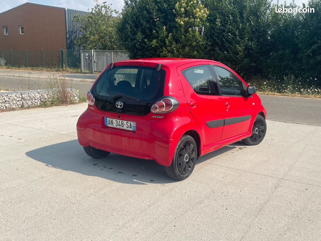TOYOTA AYGO 1.0 CONFORT - 2010 - 172 000 km - Moteur à chaîne - Garantie 3 mois - Idéal jeune permis (image 2)