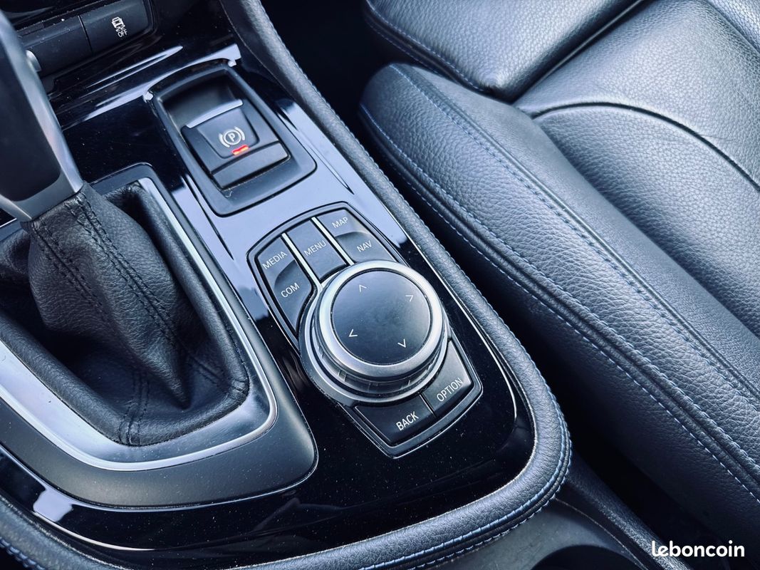BMW SERIE 2 Active Tourer 1.5L 220CH 225 xe M Sport + SIEGES CHAUFFANTS + AFFICHAGE TETE HAUTE + HARMAN KARDON + CAMERA DE RECUL + GARANTIE 12 MOIS (image 35)
