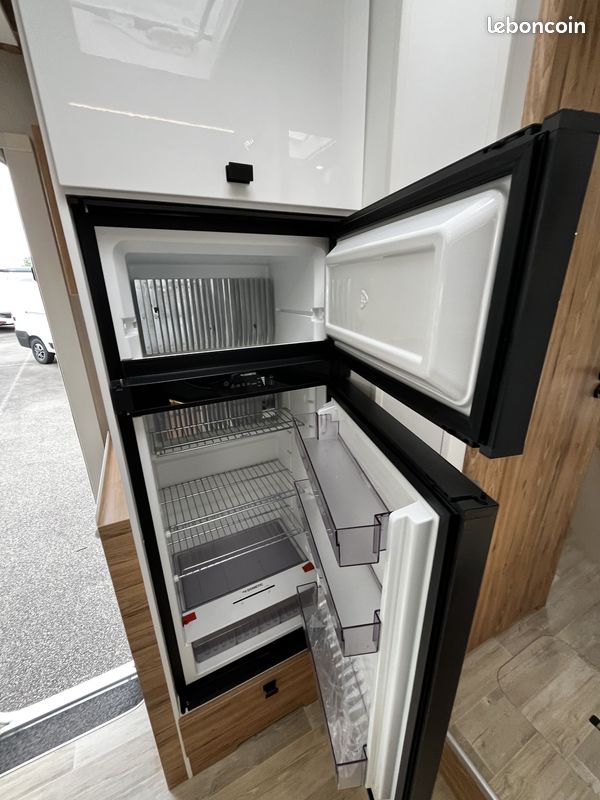 Profilé – BAVARIA T 746 FC Nomade -Jumper 140 CV - lit central avec Lit Pavillon – Antenne SAT. Auto- Salon avec banquette face face – WC et douche séparée – Tout équipé prêt à partir – très propre- (image 5)