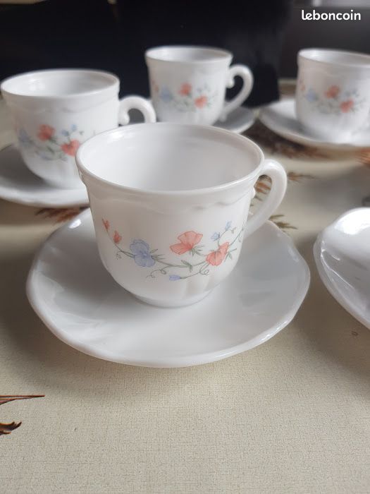6 tasses à fleur pour thé ou café ( ARCOPAL ) années 70 - Vendu