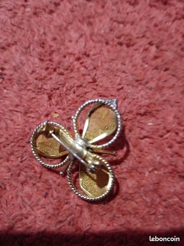 Broche Stylisée En Métal Doré - Dimensions 55x79mm, Occasion (réf N°256)