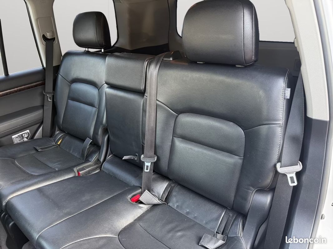 Toyota Land Cruiser VDJ 200 4.5D-4D V8 272CH Executive - Suivi Toyota - 4X4 - Régulateur - BVA - Toit Ouvrant - Attelage - Echappement Sport - Sièges Chauffant / Ventilés - 135000KM (image 8)