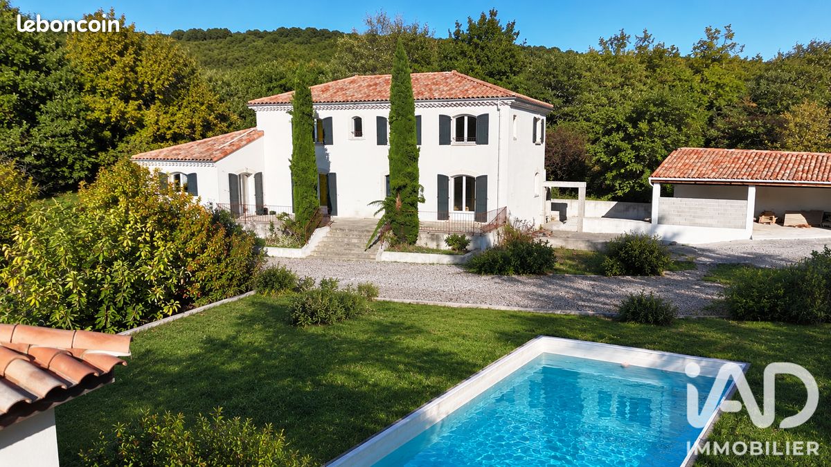 Maison 8 pièces 224 m² · à Vesseaux · 224 m² · 395 000 €