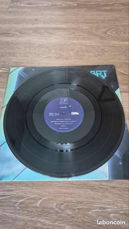 Vinyle "Space Art" au design futuriste et épuré. Un album idéal pour les amateurs de musique électronique et de science-fiction (image 3)
