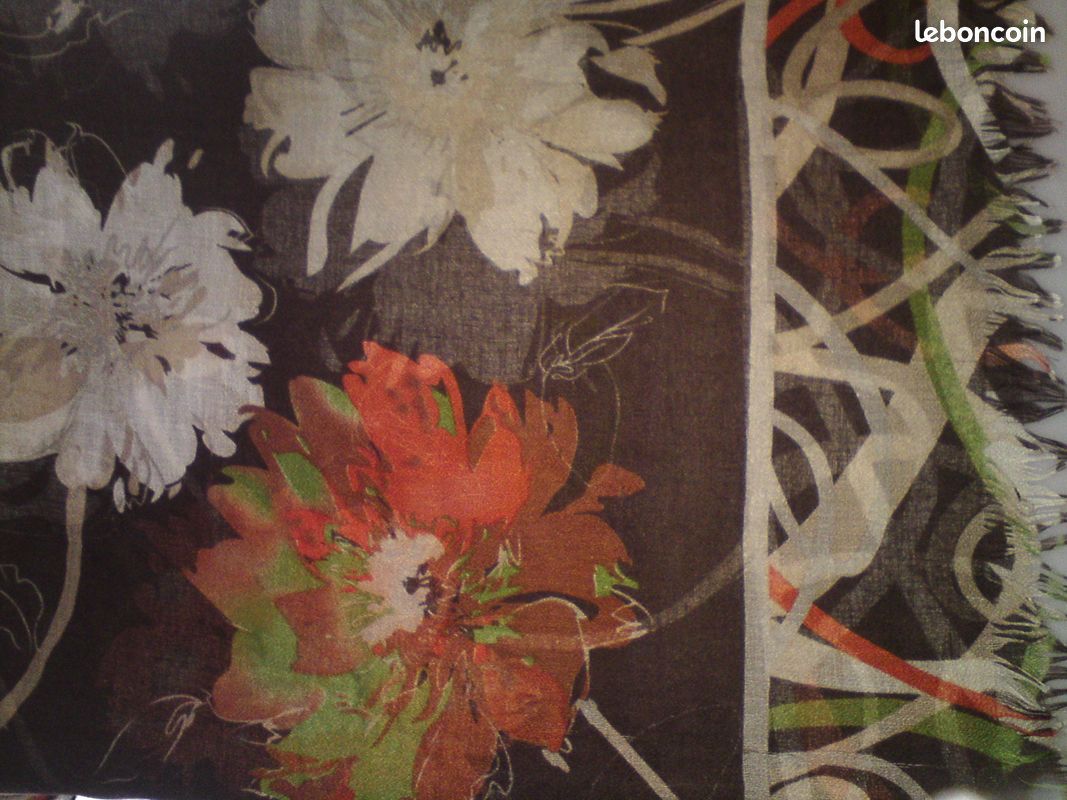 Etole ou Paréo Grand foulard Motifs multicolores de fleurs (beige, orange, vert, sur fond brun) (image 3)