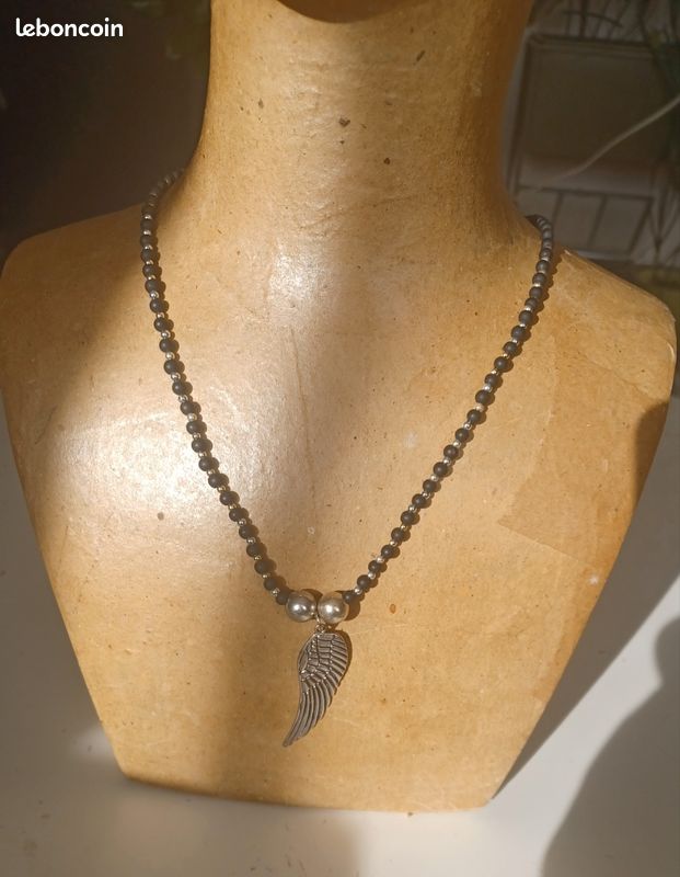 Collier avec perles acier perles noires et breloque aile (image 3)