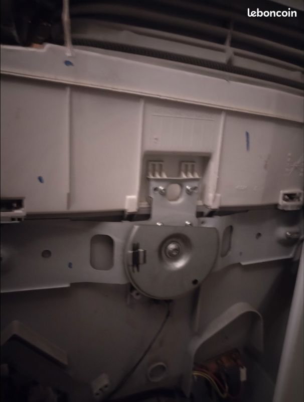 Je mets en vente machine à laver marque fagor pour pièces où juste changer le palier traverser gauche complet de tambour au moment de séchage elle fait un bruit et échanger le couvert de port 40e (image 1)
