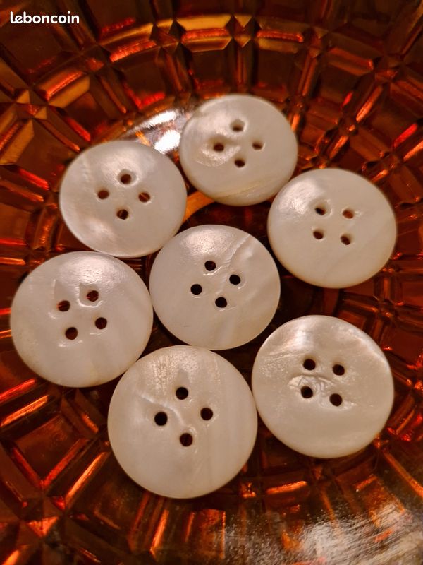 Lot De Boutons Anciens Fleur De Muguet - Mercerie, Couture, Neuf