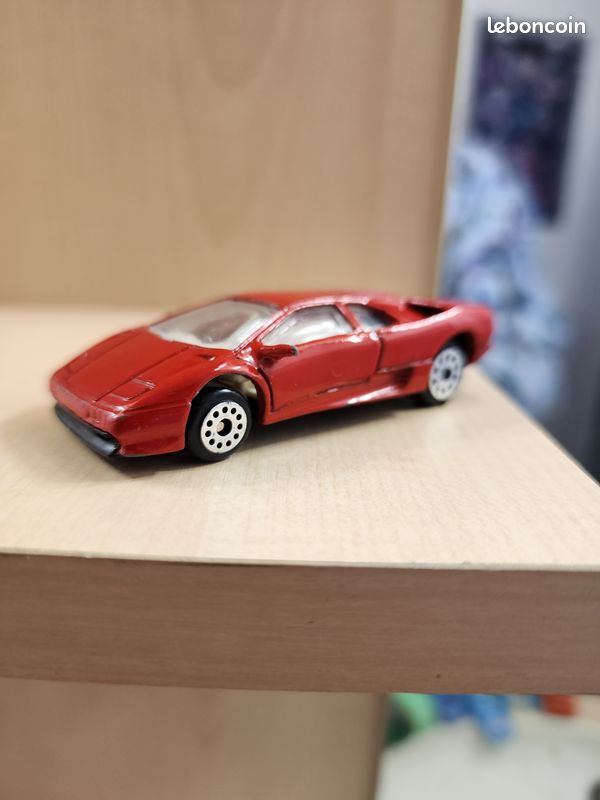 Lamborghini Countach miniature, fabrication Made in England, avec carrosserie en métal, peinture rouge et intérieur blanc (image 10)