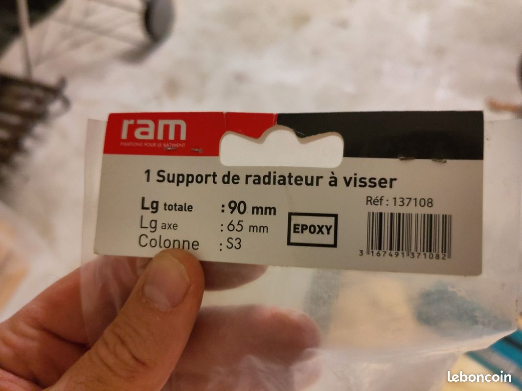 Support à visser pour radiateur en foute (image 3)