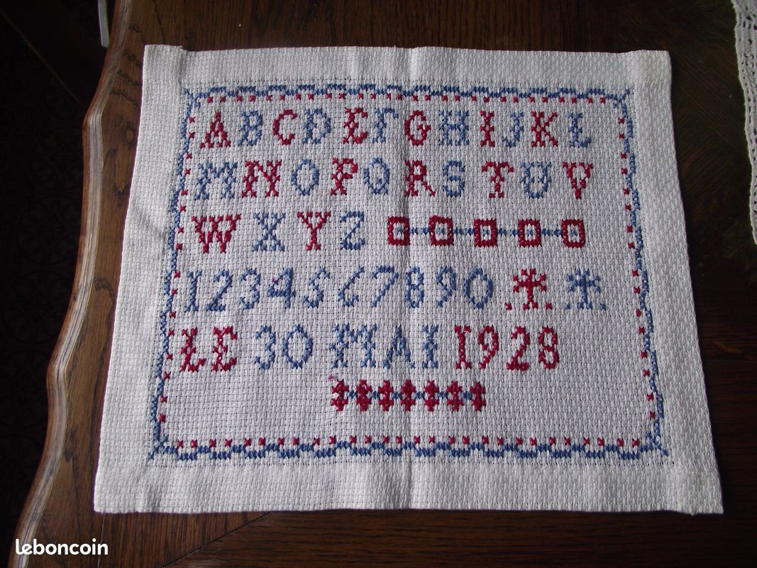 / LINGE ANCIEN ( abécédaire brodé de 1928 ) / (image 1)