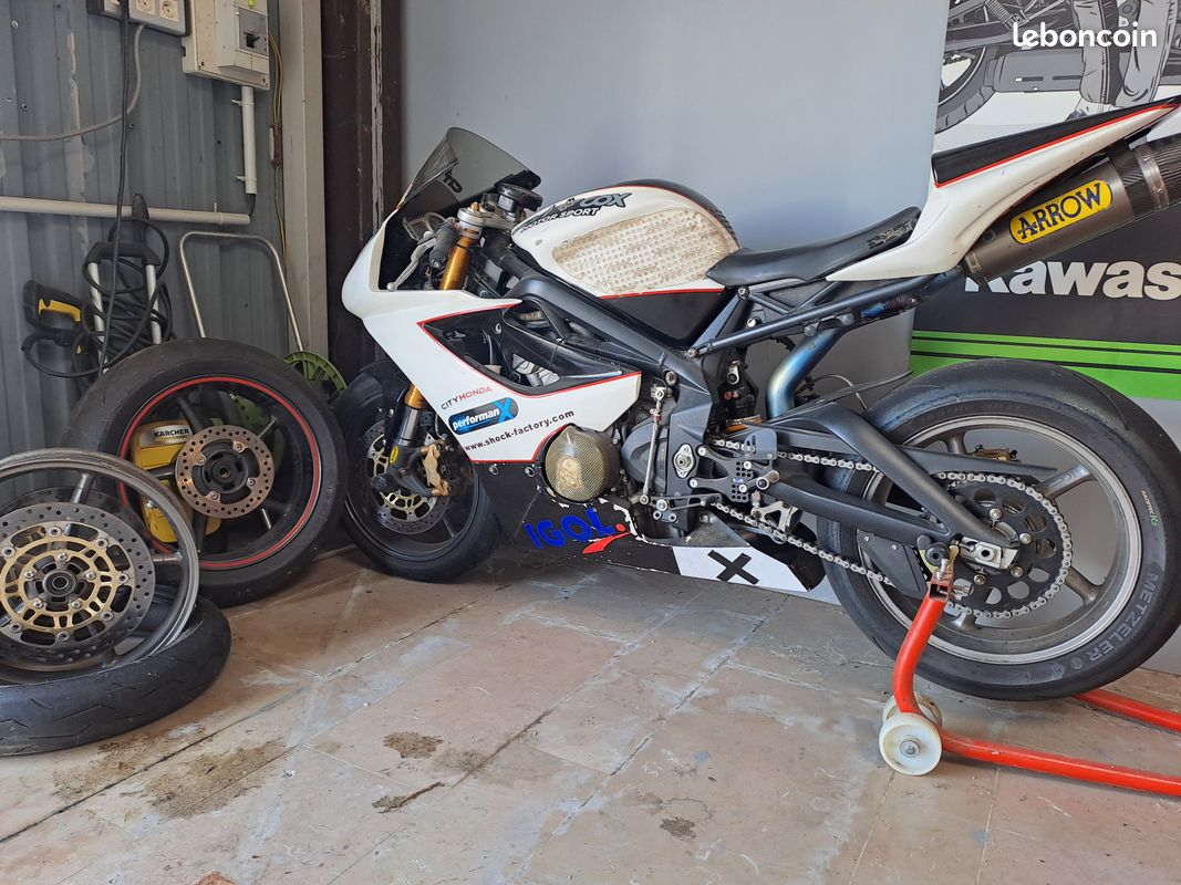 Triumph 675 Daytona piste (image 1)