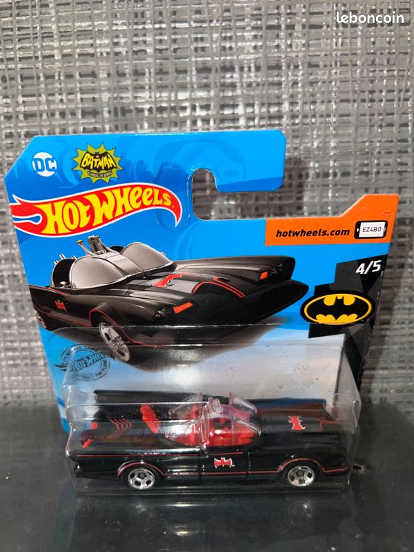 Hot Wheels Batmobile 2023 1/64 - Modèle Mainline #4/5 Couleur Bordeaux - Neuf